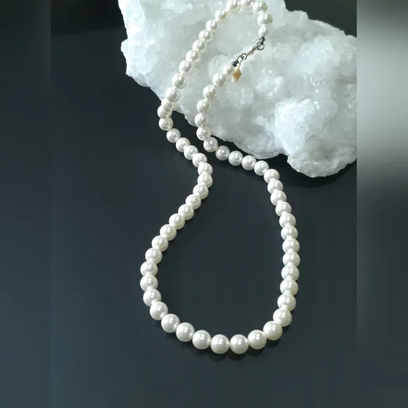 Vintage Sarah Coventry simulated pearl necklace. - Picture 2 of 3